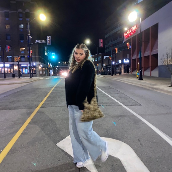 Meet your Posher, Alexa - Picture 2 of 3